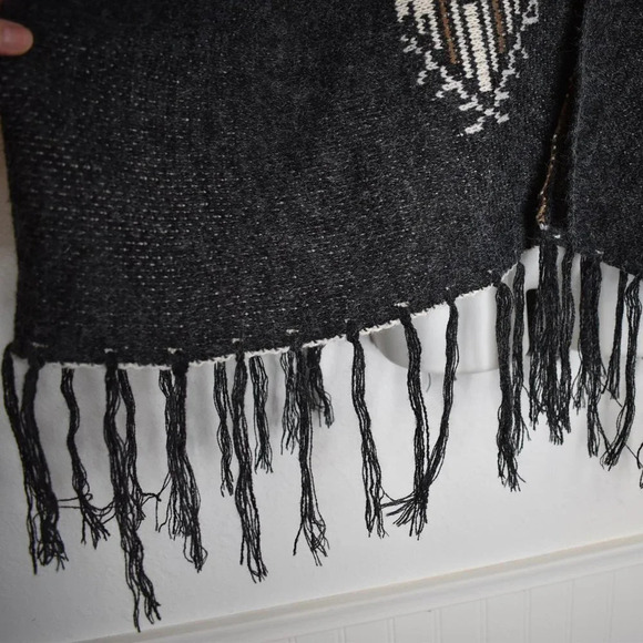 Boho Sweater Poncho Sz O/S Knit Crop Fringed Neutral Tribal Southwestern Aztec - Picture 7 of 15